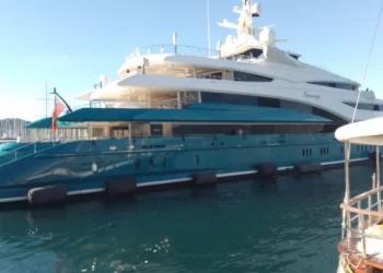 Hintli milyarder Ravi Ruia’nın mega yatı Fethiye'de 30 ton yakıt aldı 6 Dünyanın yakından tanıdığı Hintli milyarder Ravi Ruia'ya ait mega yat, Fethiye'de 30 ton yakıt aldı.