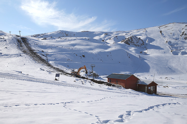 2 bin 800 rakımdaki Merga Bütan Kayak Merkezi'nde sezonun açılması için gün sayılıyor.