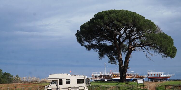 Antalya'da hava sıcaklığı mevsim normallerinin üzerinde seyrediyor. Hal böyle olunca kentte karavan turizm canlandı.