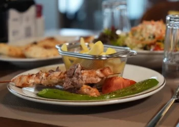 Uludağ’da gündem yemek fiyatları! 8 Okulların karne tatiline girmesiyle birlikte Uludağ'da yoğunluk arttı. Uludağ'da bazı restoranlarda yemek fiyatları adeta cep yakarkan bu tesiste bir kase çorba 60 TL'ye servis ediliyor.