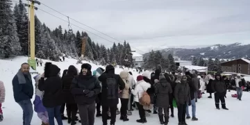 Türkiye'nin en gözde kış turizm merkezlerinin başında gelen Uludağ'da yarıyıl tatili ve hafta sonu yoğunluğu yaşandı.