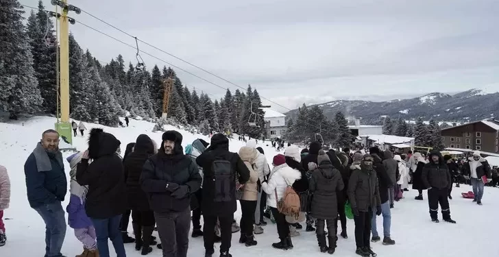 Türkiye'nin en gözde kış turizm merkezlerinin başında gelen Uludağ'da yarıyıl tatili ve hafta sonu yoğunluğu yaşandı.