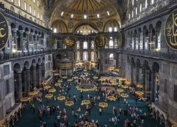 Ayasofya-i Kebir Camii Şerifi’ne turistik ziyaretler başladı 10 Ayasofya Camii'ni turistik amaçla ziyaret etmek isteyenler için yapının galeri katı açıldı.