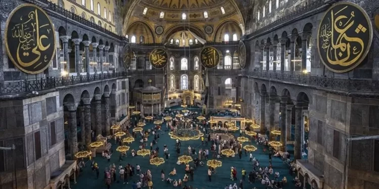 Ayasofya Camii'ni turistik amaçla ziyaret etmek isteyenler için yapının galeri katı açıldı.