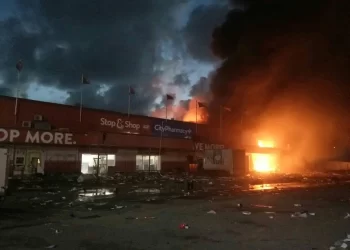 Papua Yeni Gine'de, maaş anlaşmazlığı nedeniyle polis ile güvenlik güçlerinin greve başlamasının ardından yaşanan yağmalama ve şiddet olaylarında 16 kişinin yaşamını yitirdiği bildirildi.