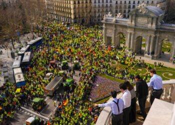 İspanyol çiftçiler eylemlerini Madrid'e taşıdı 7 İspanya’da çiftciler eylemlerini 6 Şubat’tan bu yana sürdürüyor. Son olarak çiftçiler, traktörleriyle başken Madrid’e girdi.
