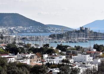 Bodrumlu turizmciler yaz döneminden umutlu 8 Bodrum'da hizmet veren turizmciler, turist çeşitliliği ve erken rezervasyonlardaki artış grafiğiyle yeni sezonun oldukça hareketli geçeceğini öngörüyor.