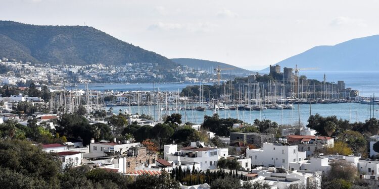 Bodrum'da hizmet veren turizmciler, turist çeşitliliği ve erken rezervasyonlardaki artış grafiğiyle yeni sezonun oldukça hareketli geçeceğini öngörüyor.