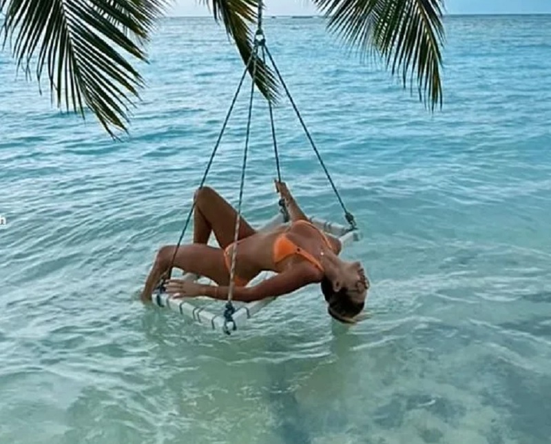 İngiliz şarkıcı ve oyuncu Amanda Holden, ailesiyle birlikte Maldivler tatiline çıktı. Amanda Holden yaptığı paylaşımlarla dikkat çekti.