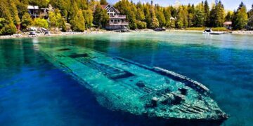 Kanada'da bulunan Huron Gölü tam bir gemi mezarlığı. Bu gölün sularının altında binden fazla batık bulunuyor.