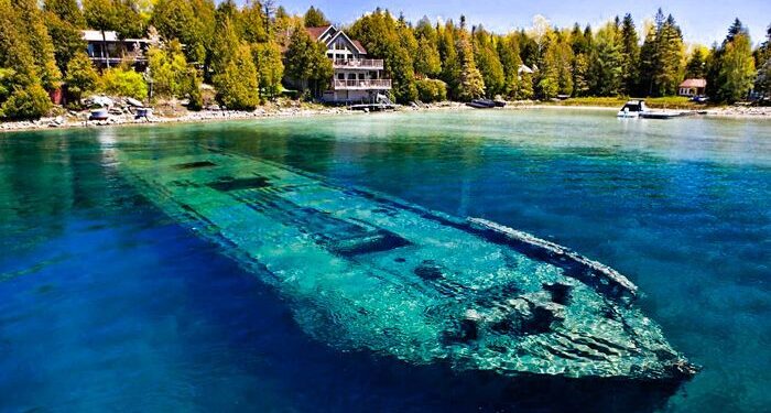 Kanada'da bulunan Huron Gölü tam bir gemi mezarlığı. Bu gölün sularının altında binden fazla batık bulunuyor.