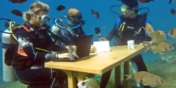 Muğla'nın Fethiye ilçesinden dalgıçlar. Turizm Haftası sebebiyle deniz dibinde toplantı gerçekleştirdi.