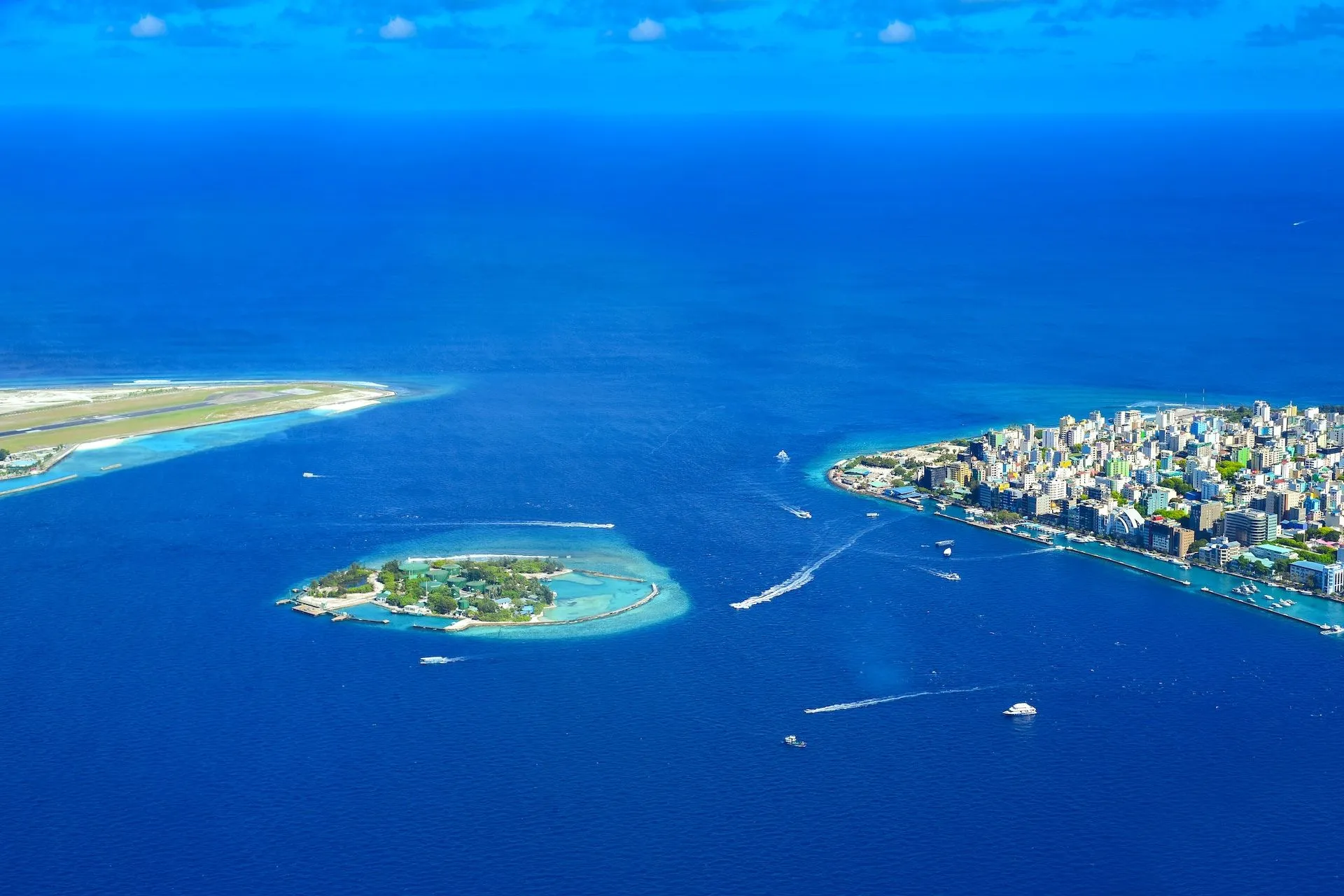 Maldivler hem lüks olanakları hem de ekonomik tesisleriyle dikkatleri üzerine çekiyor. Maldivler’e gidenlerin ziyaret etmesi gereken destinasyonlar...