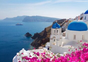 Yunanistan denildiğinde akıllara öncelikle beyaz duvarlı, mavi çatılı evler gelir. Peki, Yunanistan'da neden evler bu renklere boyanıyor?