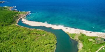 Bulgaristan'da etkileyici doğası ve turkuaz sularıyla birbirinden güzel plajlar bulunuyor.