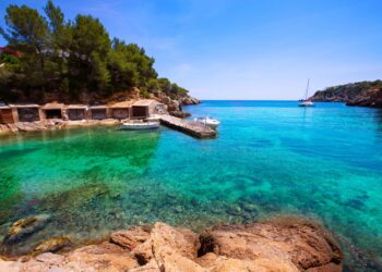 Doğası ve eğlence hayatıyla dikkat çeken İbiza'nın mutlaka görmeniz gereken plajları...