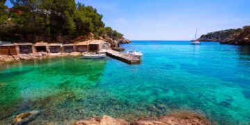 Doğası ve eğlence hayatıyla dikkat çeken İbiza'nın mutlaka görmeniz gereken plajları...