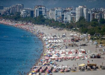 Kurban bayramı tatilinin 9 gün olması isteniyor! 6 Antalyalı turizmciler ramazan bayramında olduğu gibi kurban bayramında da 9 günlük resmi tatil ilan edilmesini istiyor.