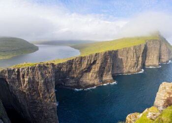 Faroe Adaları’nda bulunan Sørvágsvatn Gölü optik illüzyonun en güzel örneği... Sørvágsvatn Gölü turistlerin uğrak noktası durumunda.