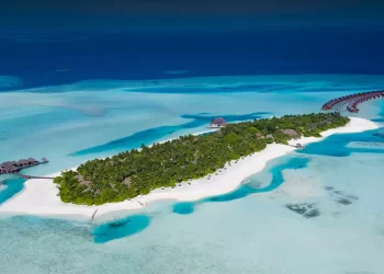Anantara Dhigu Maldives Resort, Maldivler'in Güney Male Atolü'nde bulunan, aile dostu ve lüks bir tatil köyüdür.