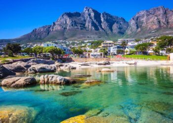 Cape Town: Güney Afrika'nın İncisi 14 Cape Town, Güney Afrika'nın güneybatı kıyısında, Atlantik Okyanusu'nun kıyısında yer alan ve ülkenin en büyük şehirlerinden biridir.