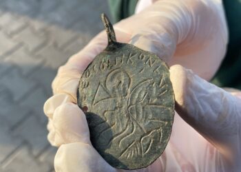 Karabük’teki Hadrianopolis Antik Kenti’nde, Hz. Süleyman’ın şeytanı mızraklarken tasvir edildiği, 5. yüzyıla tarihlenen nadir bir kolye ucu keşfedildi.