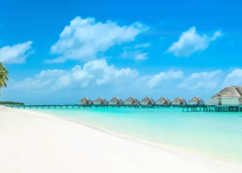 Maldivler, beyaz kumlu plajları, turkuaz suları ve huzur dolu atmosferiyle tatilcilerin hayallerini süsleyen bir tropik cennet.