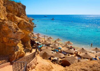 Sharm El Sheikh Turu: Cennetten Bir Köşe 13 Sharm El Sheikh, Mısır'ın turizm cenneti olarak bilinen, Kızıldeniz kıyısında yer alan eşsiz bir tatil destinasyonudur.