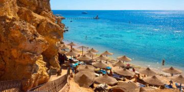 Sharm El Sheikh, Mısır'ın turizm cenneti olarak bilinen, Kızıldeniz kıyısında yer alan eşsiz bir tatil destinasyonudur.