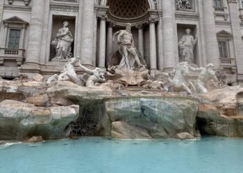 Trevi Çeşmesi yeniden açıldı: Ziyaretçiler için yeni kurallar 10 Roma’nın simge yapılarından Trevi Çeşmesi, üç aylık restorasyonun ardından yeniden ziyarete açıldı.