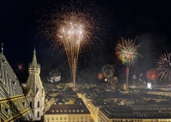Yeni yılı karşılamak için muhteşem bir yer arıyorsanız, Viyana sizi tarihin, sanatın ve lezzetin buluştuğu rüya gibi bir atmosferle karşılayacak.