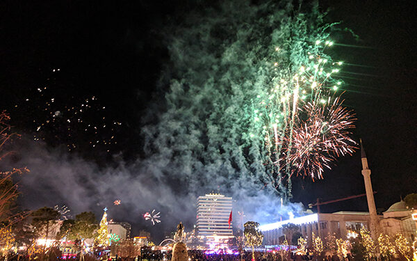 Balkanların kalbindeki yılbaşı rüyası: Tiran’da unutulmaz bir tatil 1 Tiran, Arnavutluk’un başkenti ve kültürel merkezi olarak ziyaretçilerine eşsiz bir deneyim sunuyor.