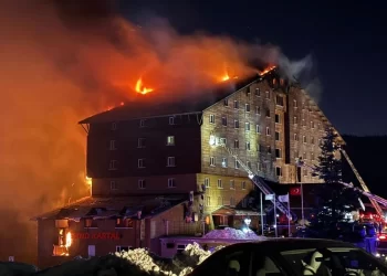 Bolu Kartalkaya’da çok büyük yangın çok sayıda ölüm var 10 Bolu Kartalkaya Kayak Merkezi'nde bulunan Grand Kartal Otel'in restoran kısmında çıktığı belirtilen yangında çok sayıda kişi hayatını kaybetti.