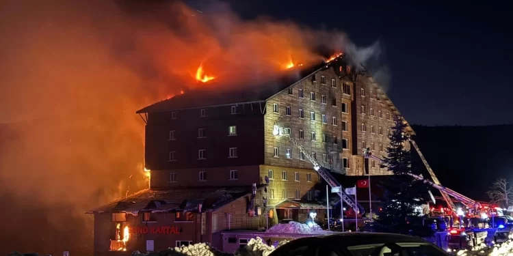 Bolu Kartalkaya Kayak Merkezi'nde bulunan Grand Kartal Otel'in restoran kısmında çıktığı belirtilen yangında çok sayıda kişi hayatını kaybetti.
