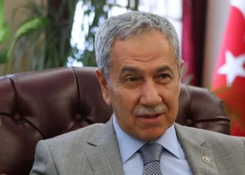 Bülent Arınç'tan Mehmet Nuri Ersoy'a: "Sorumlu Turizm Bakanlığı" 6 Bolu Kartalkaya otel yangını ile ilgili eski TBMM Başkanı Bülent Arınç Mehmet Nuri Ersoy'a eleştiride bulunarak "Sorumluluk Turizm Bakanlığı'ndadır." dedi
