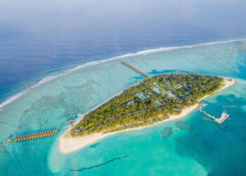 Meeru Island Resort, Maldivler’in başkenti Malé’deki Velana Uluslararası Havalimanı’ndan sadece 55 dakika uzaklıkta.