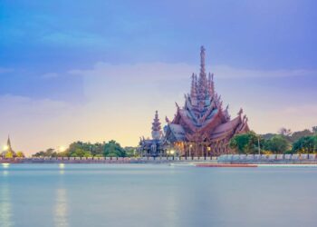 Pattaya: Tayland’ın egzotik buluşma noktası 10 Pattaya, hareketli gece hayatı, tropikal plajları ve zengin kültürel deneyimleriyle her yıl milyonlarca turisti kendine çekiyor.