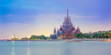 Pattaya, hareketli gece hayatı, tropikal plajları ve zengin kültürel deneyimleriyle her yıl milyonlarca turisti kendine çekiyor.