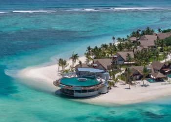 Beyaz kumlu plajları ve lüks su üzeri bungalovlarıyla Maldivler, balayını unutulmaz kılmak isteyen çiftler için eşsiz bir destinasyon.