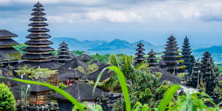 Tropikal doğası, altın kumlu plajları, mistik tapınakları ve ruhu besleyen atmosferiyle Bali, dünyanın en gözde tatil destinasyonlarından biri.