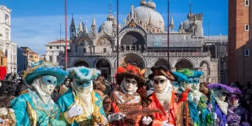 Venedik Karnavalı, Orta Çağ’a dayanan bir gelenektir. 1162 yılında, Venediklilerin kazandıkları büyük bir zaferi kutlamak amacıyla başladığı biliniyor.