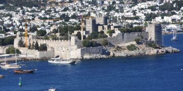 Ramazan Bayramı'nın ara tatile denk gelmesiyle Bodrum’da turizm sezonu erkenden başladı.