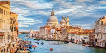 İtalya'nın ikonik kenti Venedik’te aşırı turizme karşı başlatılan giriş ücreti uygulaması bu hafta sonu yeniden başlıyor.