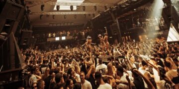 İbiza: Amnesia Açılış Partisinde yine yer yerinden oynadı