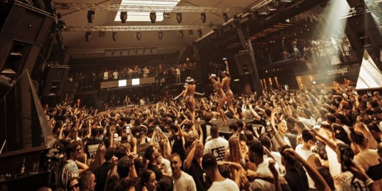 İbiza: Amnesia Açılış Partisinde yine yer yerinden oynadı 1 İbiza: Amnesia Açılış Partisinde yine yer yerinden oynadı