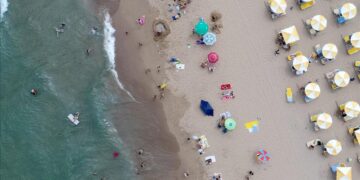 İstanbul’un yaz aylarında yoğun ilgi gören plajları, bu yıl yüksek giriş ücretleriyle sezonu açıyor.