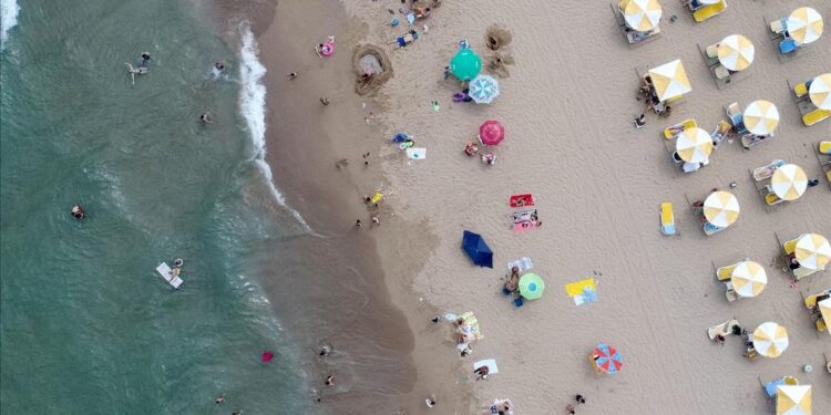 İstanbul’un plajları yeni sezonu rekor giriş ücretleriyle karşılıyor 1 İstanbul’un yaz aylarında yoğun ilgi gören plajları, bu yıl yüksek giriş ücretleriyle sezonu açıyor.
