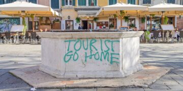 Kitle turizmi: Yazın tıklım tıklım olan 6 yer