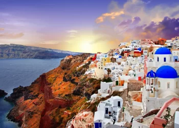 Santorini her mevsim ayrı güzel 10 Ege’nin incisi Santorini bembeyaz evleri, masmavi kubbeleri ve unutulmaz gün batımlarıyla her mevsim kendine hayran bırakıyor.