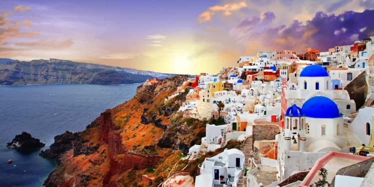 Santorini her mevsim ayrı güzel 1 Ege’nin incisi Santorini bembeyaz evleri, masmavi kubbeleri ve unutulmaz gün batımlarıyla her mevsim kendine hayran bırakıyor.